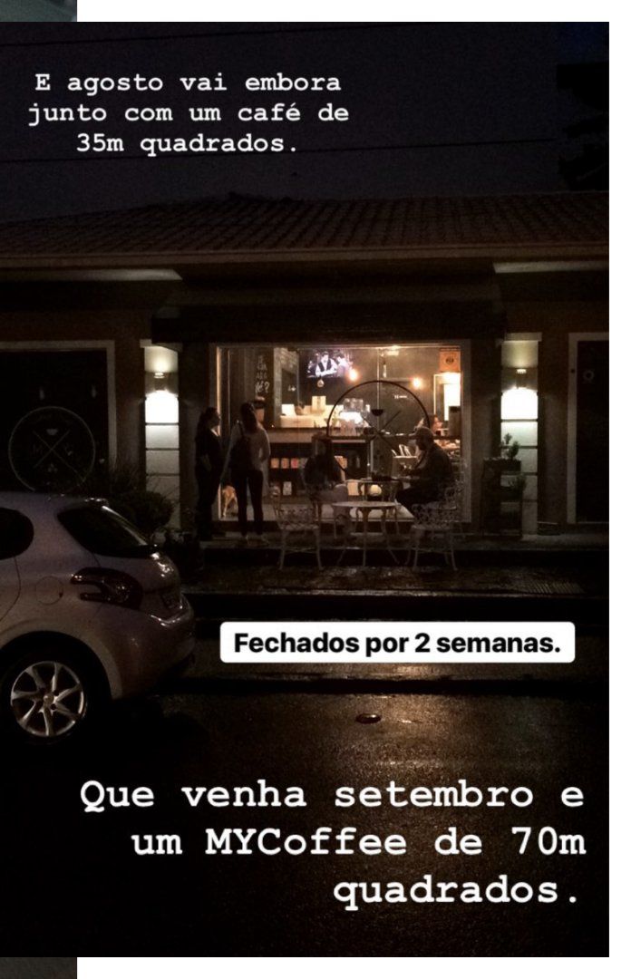Fachada da cafeteria à noite, antes da mudança para 70 m²