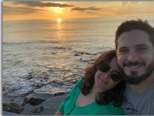 Sebastian e a esposa ao pôr do sol