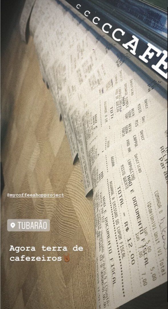 Fita do caixa longa saindo da máquina